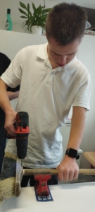 každý svým dílem práce smeták opravili