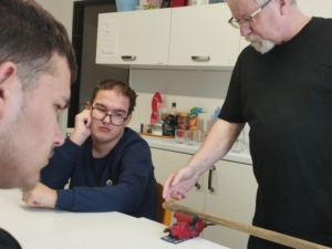 každý svým dílem práce smeták opravili