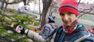 Náš stromeček před školou se postupně plní