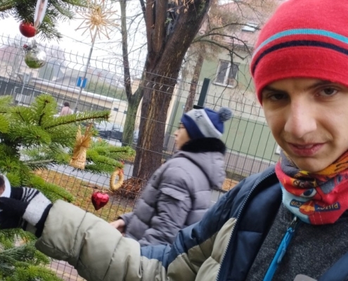 Náš stromeček před školou se postupně plní