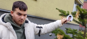 Náš stromeček před školou se postupně plní