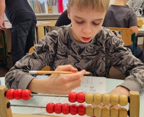 z výuky, plavání, přípravy na besídku a oslavy Matyho narozenin