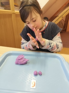 Trochu jsme si zacvičili a zazpívali a dokonce jsme stihli i terapii