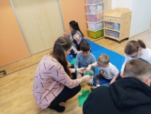 Trochu jsme si zacvičili a zazpívali a dokonce jsme stihli i terapii