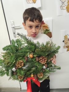 třída D se na etapy věnovala výrobě závěsných věnců