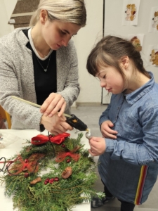 třída D se na etapy věnovala výrobě závěsných věnců