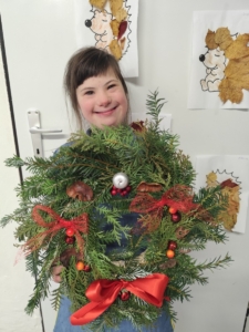 třída D se na etapy věnovala výrobě závěsných věnců