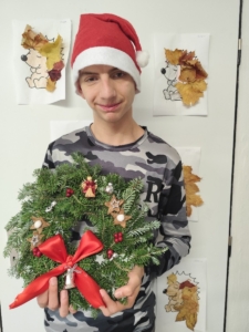 třída D se na etapy věnovala výrobě závěsných věnců