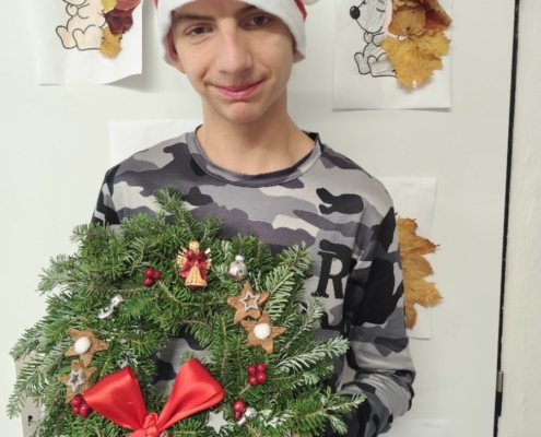 třída D se na etapy věnovala výrobě závěsných věnců