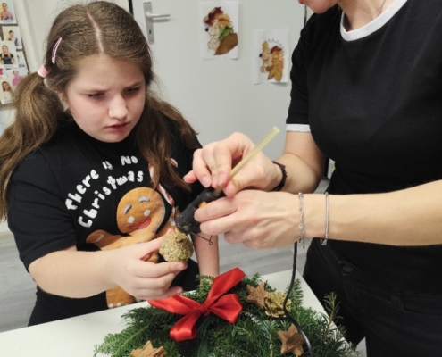 třída D se na etapy věnovala výrobě závěsných věnců