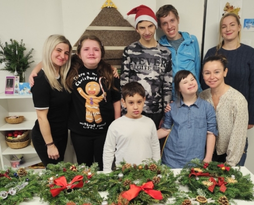 třída D se na etapy věnovala výrobě závěsných věnců