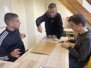 Tyto vázičky kluci vyráběli během několika posledních dní