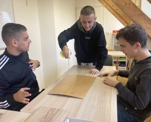 Tyto vázičky kluci vyráběli během několika posledních dní