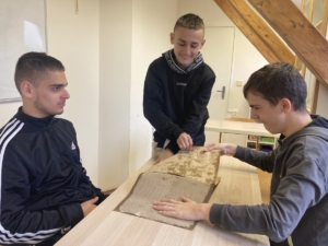 Tyto vázičky kluci vyráběli během několika posledních dní