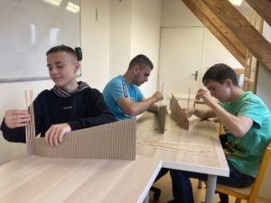 Tyto vázičky kluci vyráběli během několika posledních dní