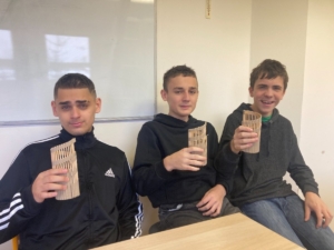 Tyto vázičky kluci vyráběli během několika posledních dní