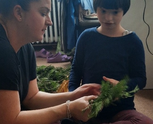 V naší třídě H jsme se pustili do výroby vánočních věnců