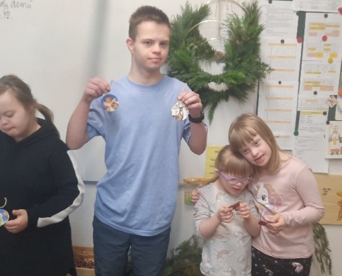 V naší třídě H jsme se pustili do výroby vánočních věnců