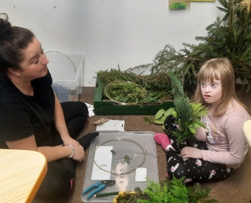 V naší třídě H jsme se pustili do výroby vánočních věnců