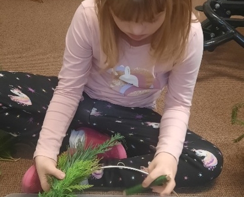 V naší třídě H jsme se pustili do výroby vánočních věnců