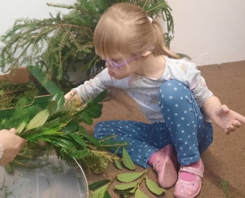 V naší třídě H jsme se pustili do výroby vánočních věnců