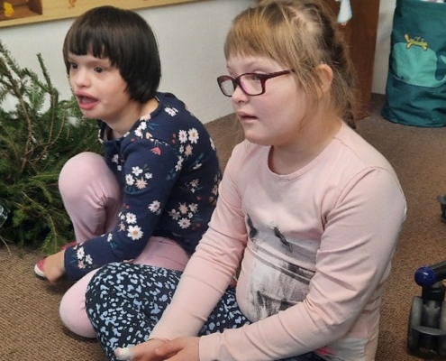 V naší třídě H jsme se pustili do výroby vánočních věnců