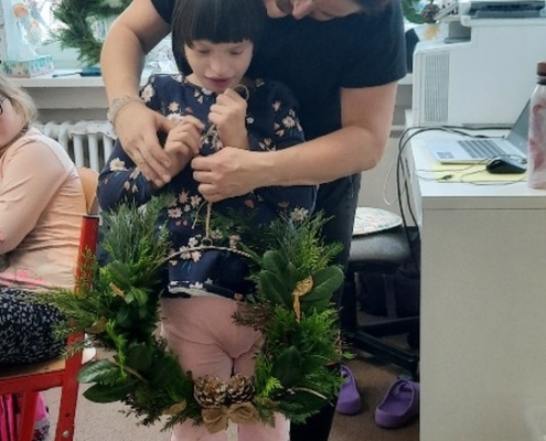 V naší třídě H jsme se pustili do výroby vánočních věnců
