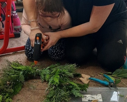 V naší třídě H jsme se pustili do výroby vánočních věnců