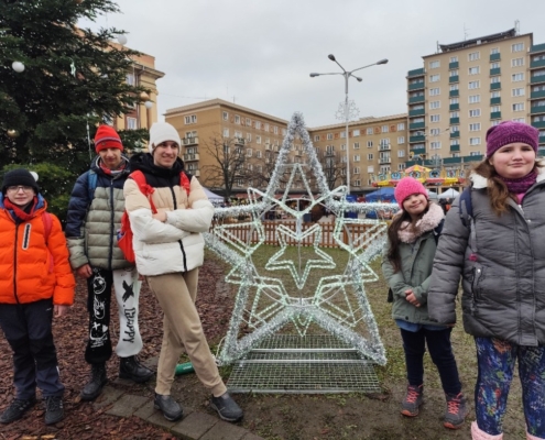 pohodovou chůzí Porubou, focení u vánočních dekorací a zastávka pozdravit nevěstu