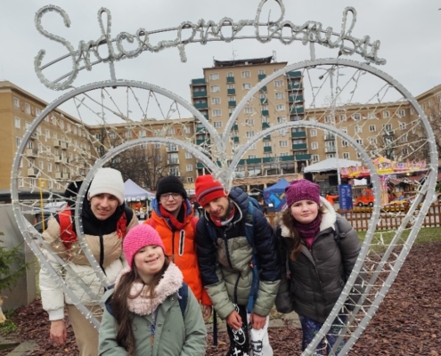 pohodovou chůzí Porubou, focení u vánočních dekorací a zastávka pozdravit nevěstu