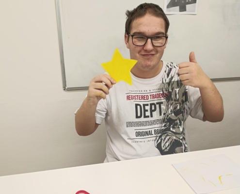 pracovali na výrobě vánočního stromečku