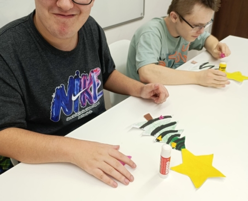 pracovali na výrobě vánočního stromečku