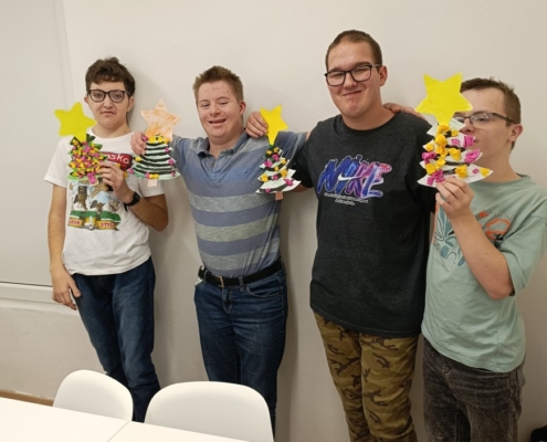 pracovali na výrobě vánočního stromečku