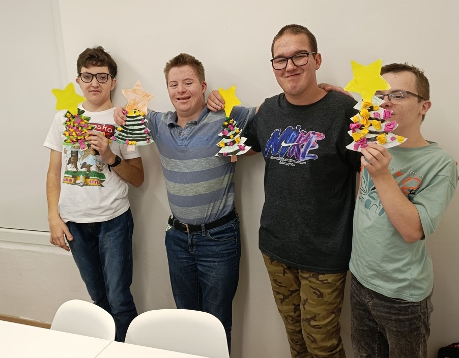 pracovali na výrobě vánočního stromečku