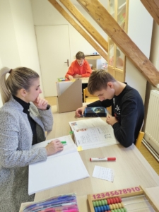 Ranní kruhy, čtení, psaní, počítání, tanečky a zpívání s kytarou, naučné příběhy