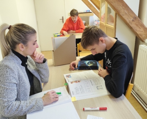 Ranní kruhy, čtení, psaní, počítání, tanečky a zpívání s kytarou, naučné příběhy