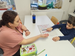 Ranní kruhy, čtení, psaní, počítání, tanečky a zpívání s kytarou, naučné příběhy