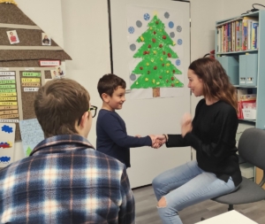 Ranní kruhy, čtení, psaní, počítání, tanečky a zpívání s kytarou, naučné příběhy