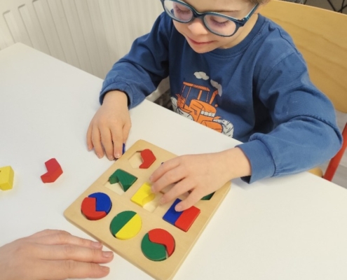 Ranní kruhy, čtení, psaní, počítání, tanečky a zpívání s kytarou, naučné příběhy