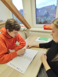 Ranní kruhy, čtení, psaní, počítání, tanečky a zpívání s kytarou, naučné příběhy