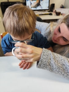 Ranní kruhy, čtení, psaní, počítání, tanečky a zpívání s kytarou, naučné příběhy