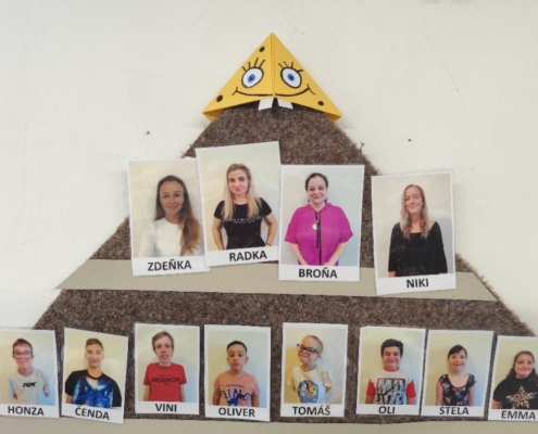 Ranní kruhy, čtení, psaní, počítání, tanečky a zpívání s kytarou, naučné příběhy