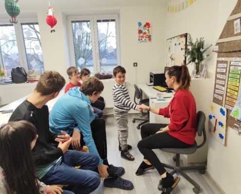 Ranní kruhy, čtení, psaní, počítání, tanečky a zpívání s kytarou, naučné příběhy