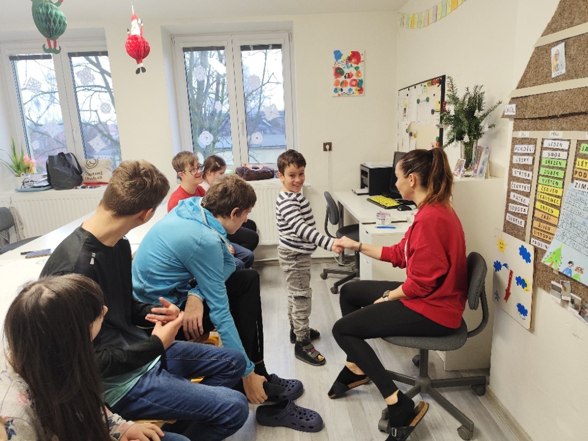 Ranní kruhy, čtení, psaní, počítání, tanečky a zpívání s kytarou, naučné příběhy