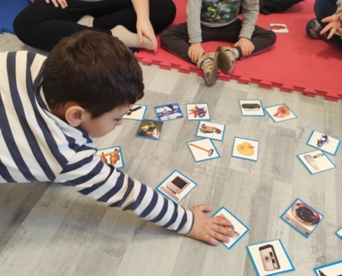 Ranní kruhy, čtení, psaní, počítání, tanečky a zpívání s kytarou, naučné příběhy