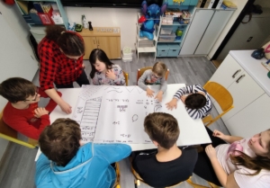 Ranní kruhy, čtení, psaní, počítání, tanečky a zpívání s kytarou, naučné příběhy