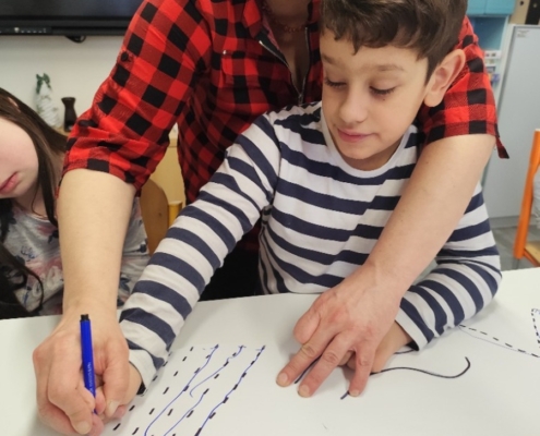 Ranní kruhy, čtení, psaní, počítání, tanečky a zpívání s kytarou, naučné příběhy