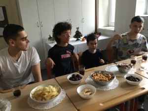 ve třídě F udělali posezení s malým pohoštěním