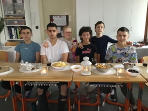 ve třídě F udělali posezení s malým pohoštěním