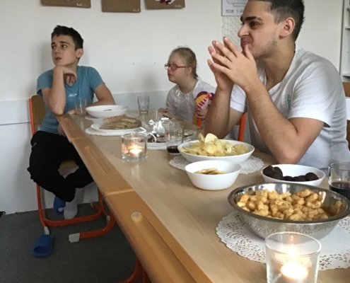 ve třídě F udělali posezení s malým pohoštěním